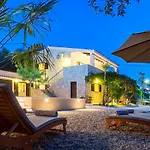 Verandah Vila *