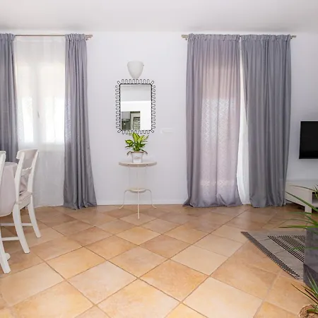 Verandah * 特罗吉尔