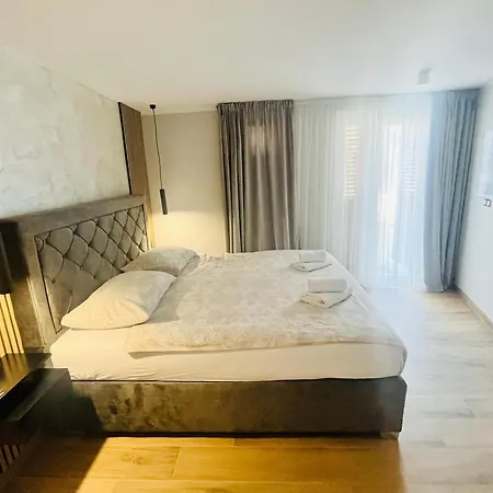 Verandah * 特罗吉尔